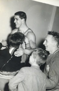 823628 Afbeelding van Anton Geesink die door zijn teamgenoten wordt gefeliciteerd na zijn gewonnen partij tegen Kötter, ...